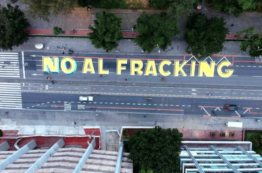 Este fue uno de los mensajes que se pintaron en la tradicional carrera séptima de Bogotá en el Día del Medio Ambiente. Foto: Alianza Colombia Libre de Fracking